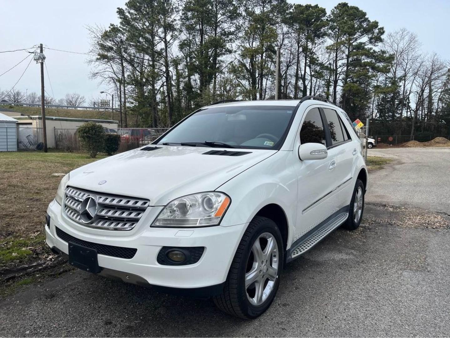 2008 WHITE /Tan Mercedes-Benz M-Class ML350 (4JGBB86E48A) with an 3.5L V6 DOHC 24V engine, 7-Speed Automatic Overdrive transmission, located at 5700 Curlew Drive, Norfolk, VA, 23502, (757) 455-6330, 36.841885, -76.209412 - Photo#0